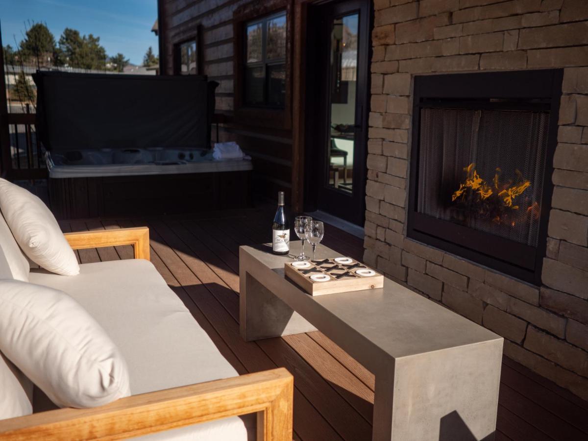 Chic Retreat Indoor Outdoor Fireplace, Private Jacuzzi, Great Location! Villa Estes Park Exterior photo