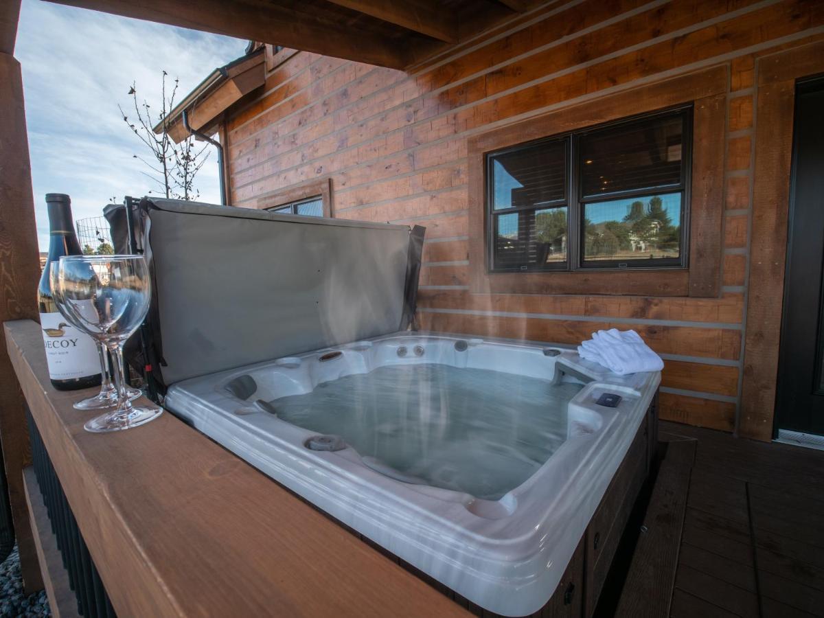 Chic Retreat Indoor Outdoor Fireplace, Private Jacuzzi, Great Location! Villa Estes Park Exterior photo