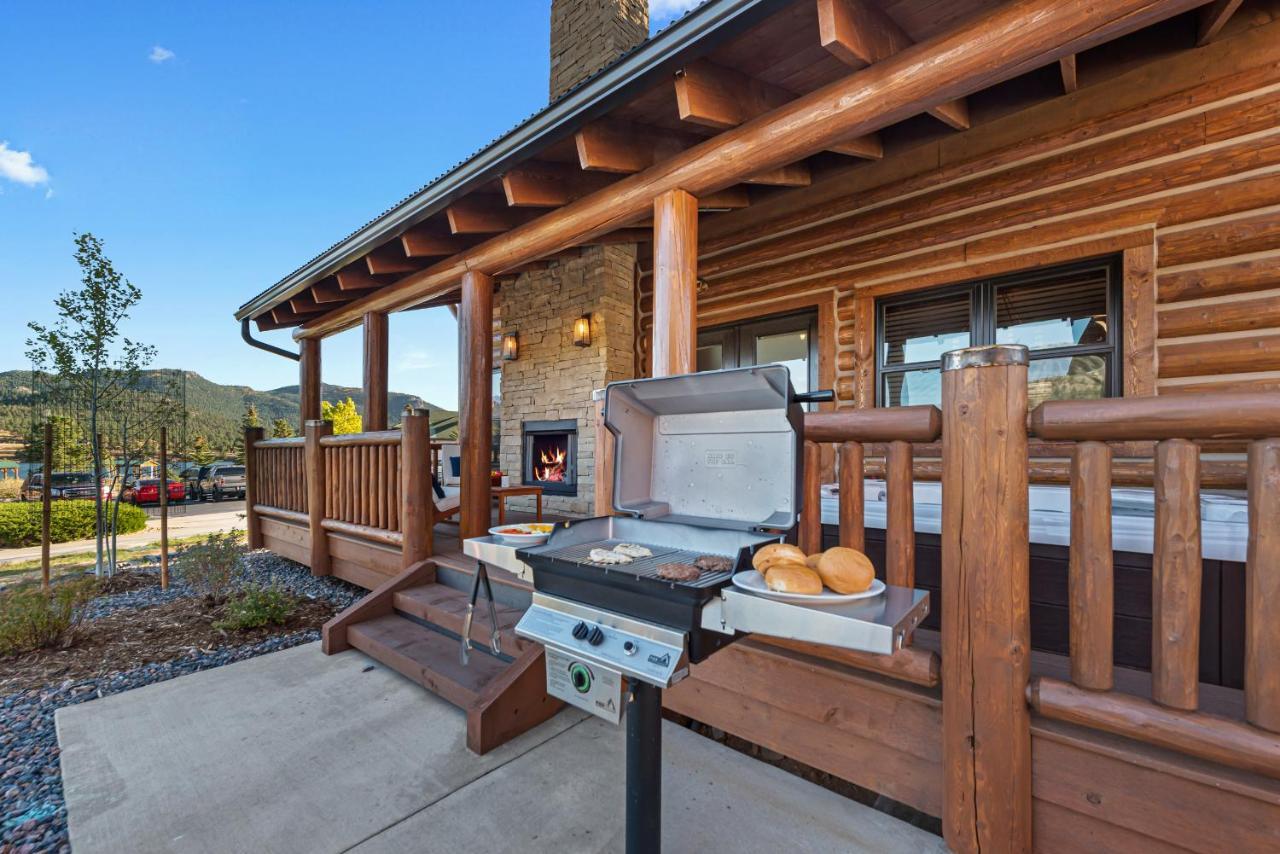 Chic Retreat Indoor Outdoor Fireplace, Private Jacuzzi, Great Location! Villa Estes Park Exterior photo